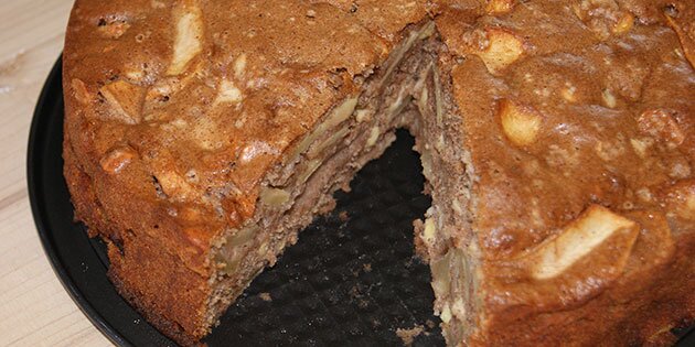 Skøn nybagt æblekage med kanel og mandler