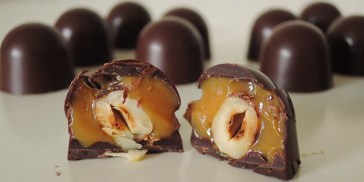 Lækre fyldte chokolader med snasket karamel og sprøde hasselnødder indeni