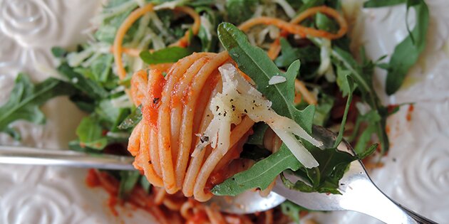 Super nem og lækker italiensk ret med spaghetti i tomatsauce med rucola og frisk parmesan