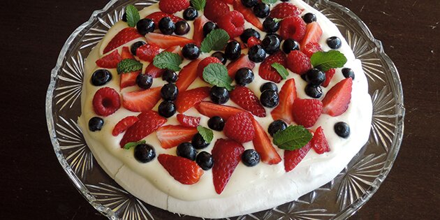 Skøn pavlova med råcreme og friske bær