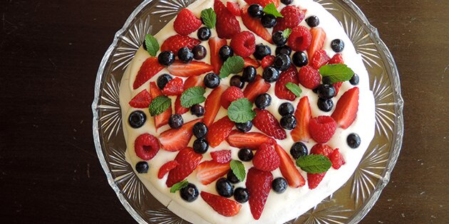 Nem og lækker kage med marengs, jordbær, hindbær og blåbær