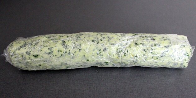 Her er smørret formet i filmen og klar til enten køleskabet eller fryseren.