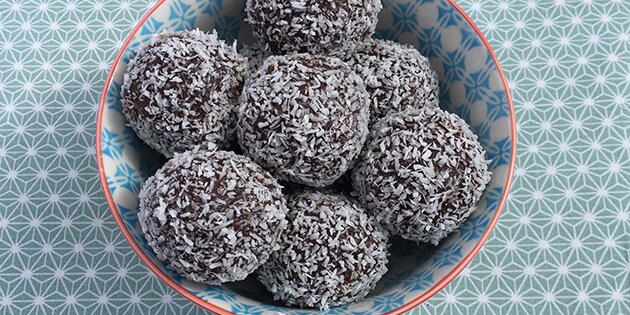 Skønne kugler rullet i kokosmel klar til at blive spist.