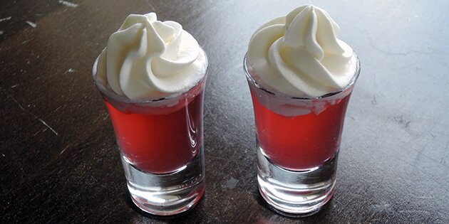 To shots med flødeskum på toppen