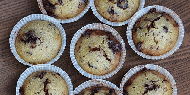 De lækreste muffins med banan og chokolade.