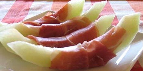 Melon med parmaskinke er hurtigt at lave og smager fantastisk.