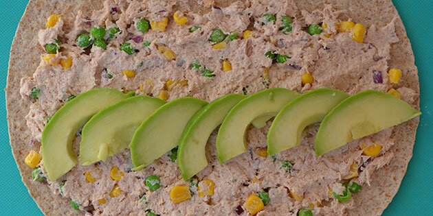 En tortilla der er klar til at blive rullet sammen.