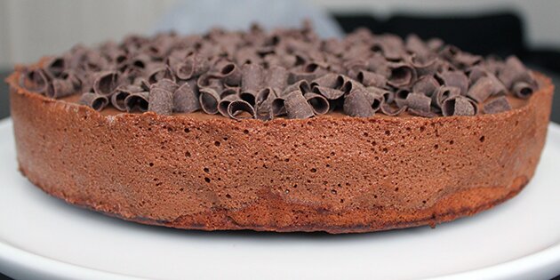 Den overdådige chokoladekage er så flot.