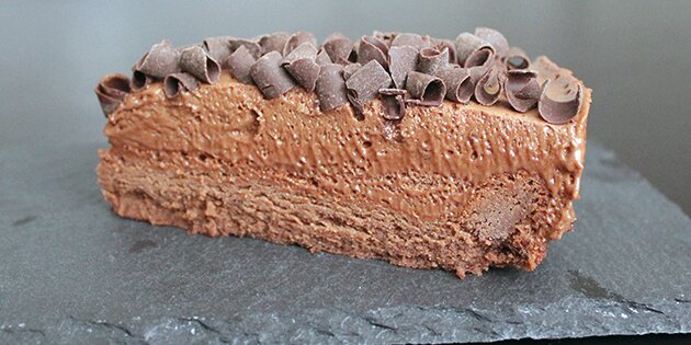 Et lækkert stykke af den himmelske chokoladekage med luftig mousse