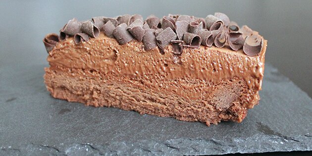 Et lækkert stykke af den himmelske chokoladekage med luftig mousse