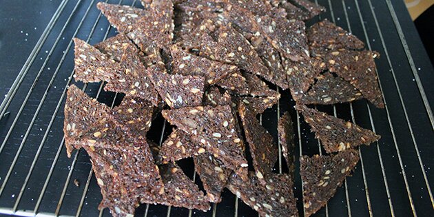 Rugbrødsstykkerne køler af på en bageplade, så de bliver sprøde.