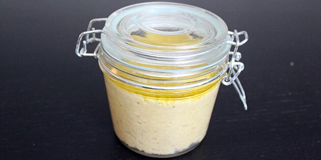 Hæld olie over cremen, så den holder sig længere.