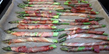 Lækre og sprøde asparges med parmaskinke bagt i ovnen.