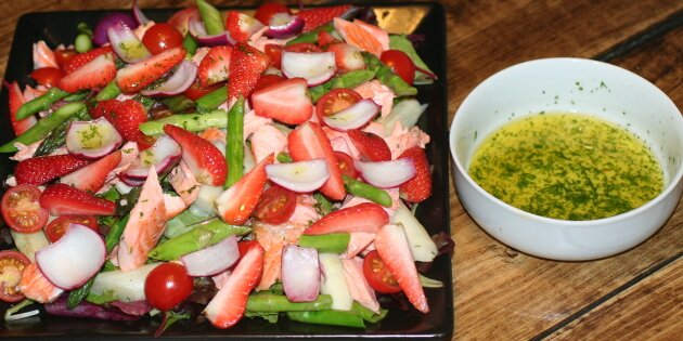 En utrolig dejlig salat med laks, asparges og en hurtig dressing til. Mhh!