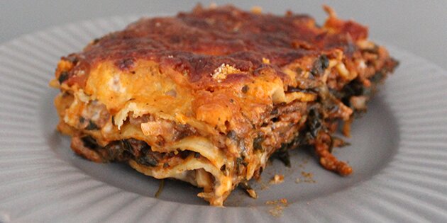 Den lækre lasagne er med en velsmagende kombination af spinat og oksekød.