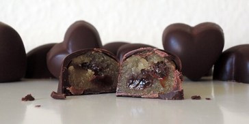 Fyldte chokolader med marcipan, rom og rosiner er bare godt!