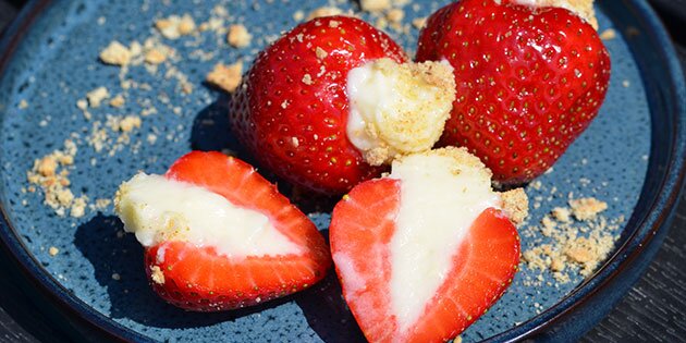 Jorbærene er fyldt med den lækreste flødeostecreme