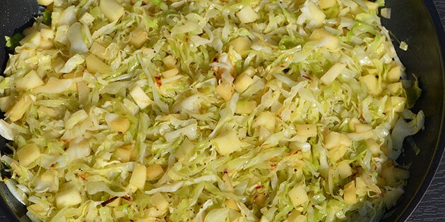 Det steges på panden.