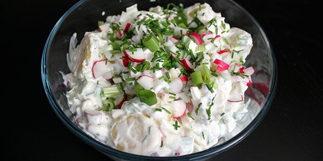 Lækker kold kartoffelsalat med radiser, forårsløg og purløg.