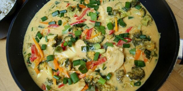 Dejlige stykker kylling, cremet karrysovs og skønne grøntsager