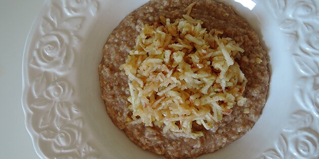 Revet æble på toppen gør grøden ekstra frisk