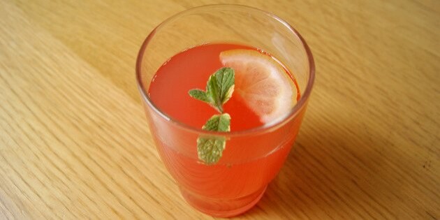 Den dejlige jordbær-rabarbersaft fortyndet med en smule vand