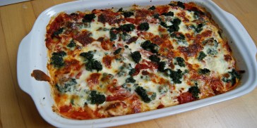Skøn lasagne med grønt spinat og masser af skinke.