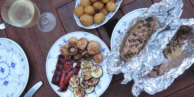 Server med grillede grøntsager og nye kartofler