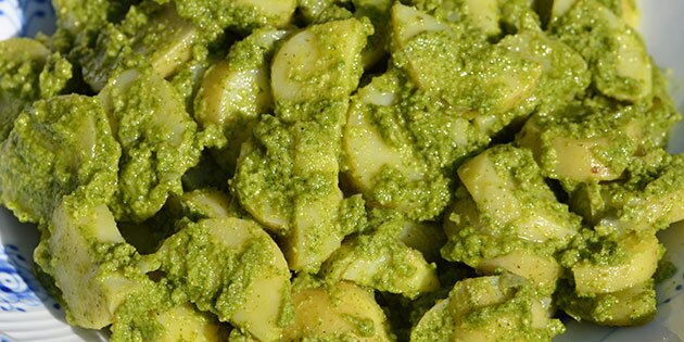 Grøn kartoffelsalat med hjemmelavet pesto.