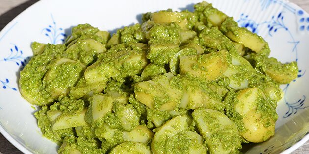 Basilikumpesto fungerer godt som dressing.