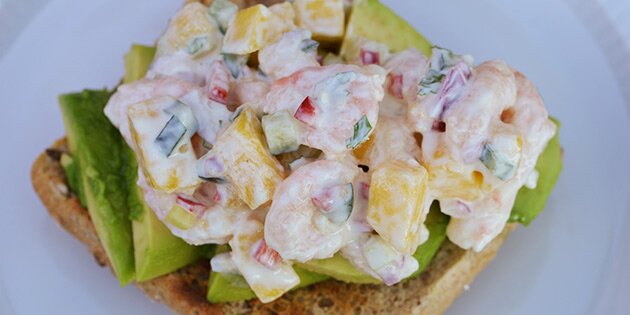 Her serveret på brød og avocado.