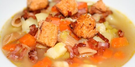 Suppe med bacondrys og brødcroutoner.