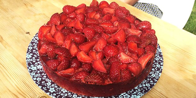 Den lækre jordbærkage set fra oven.