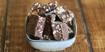 Små chokoladebrud med nødder, der smager så lækkert!