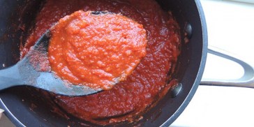 dejlig nem tomatsovs der er hurtig at lave og perfekt til pizza