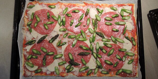 Aspargesene skal ligge øverst