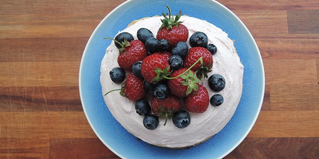 Der er masser af friske bær på kagen