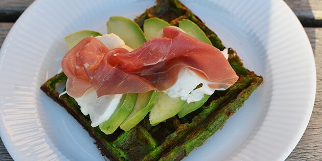 Her er de serveret med avocado, mozzarella og lufttørret skinke.