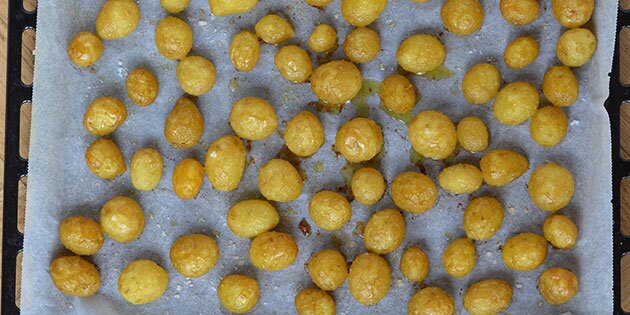 Tilberedes på en bradepande eller i et ildfast fad.