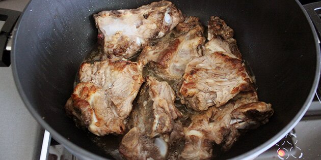 Gode ben, der laves på gammeldags manér med kartofler og brun sovs.