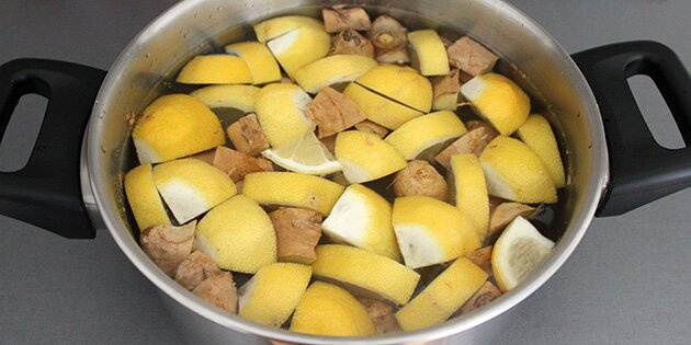 Citron og ingefær koges bare med skræl - nemmere bliver det ikke.