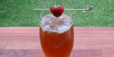 Jægersoldat-drink med jordbær-spyd.
