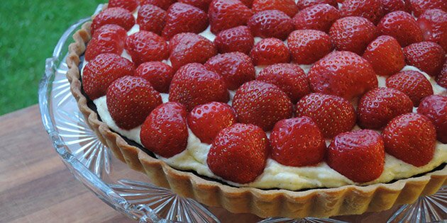 Kagen har en skøn sprød mørdej, snasket mazarinfyld og masser af jordbær