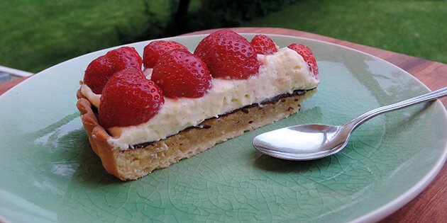 Mellem mazarinbunden og flødecremen er der et lag mørk chokolade, der gør tærten ekstra lækker