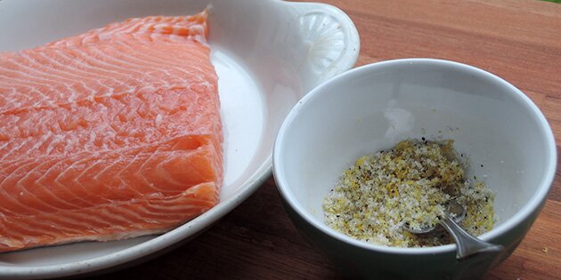 Laksen er klar til at blive marineret