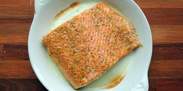 Et styks citronmarineret laks bagt i ovn