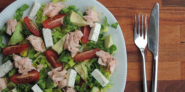 Salaten indeholder både laks, feta og avocado