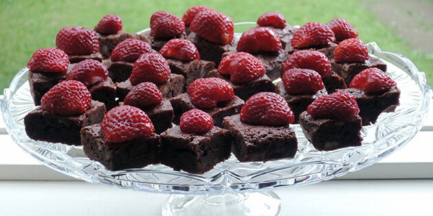 Skønne brownies med friske jordbær på toppen