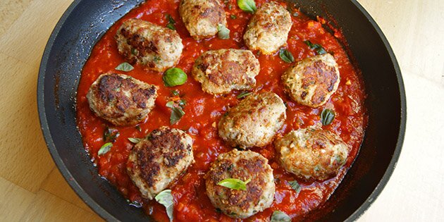 Riv evt. lidt frisk basilikum over retten