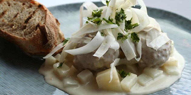 Jeg har lavet denne gamle klassiker, og jeg er helt vild med en god omgang boller i selleri. Mmh!